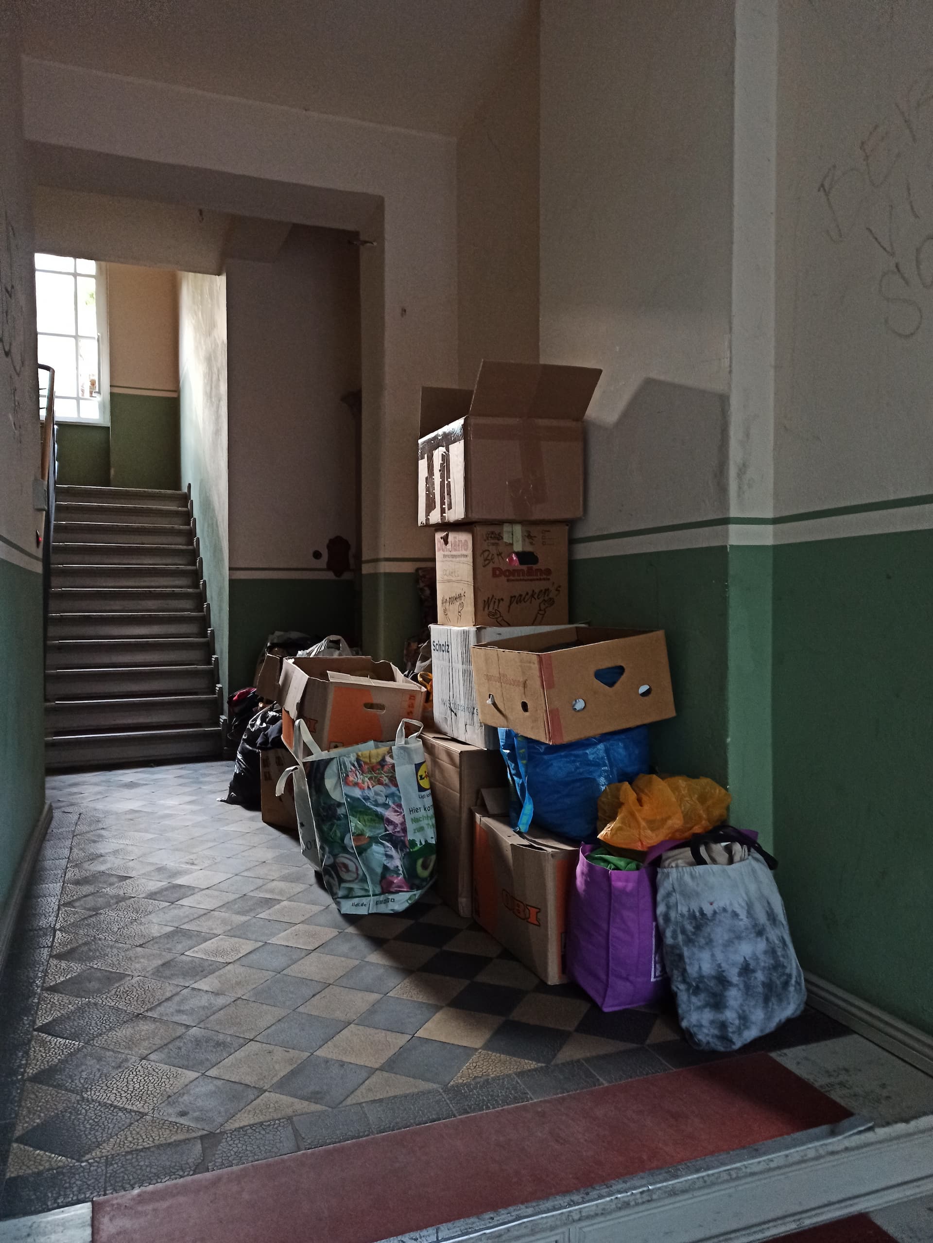 Kleiderspenden im Hausflur